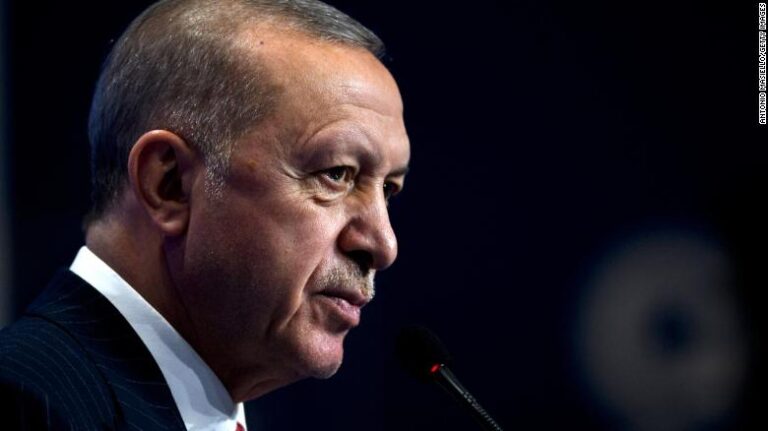 El presidente turco, Recep Tayyip Erdoğan, dio positivo al COVID-19