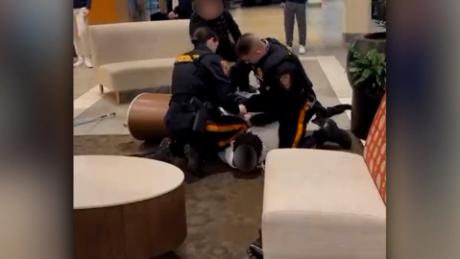 Indignación en EE.UU. por video que muestra a policía interviniendo en pelea entre un adolescente negro y otro blanco