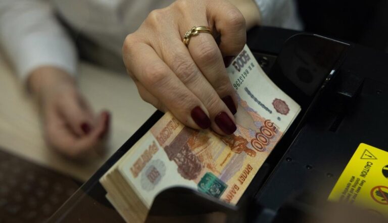 Tras ataque a Ucrania: Las acciones rusas se desploman y el rublo cae a un mínimo histórico