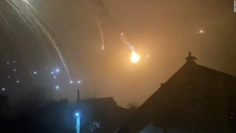 Kiev es golpeada con misiles de crucero o balísticos mientras Rusia intenta rodear la capital