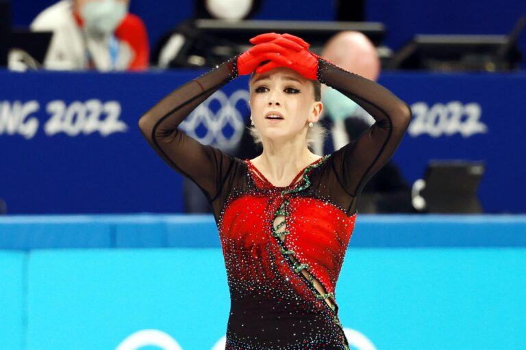 Kamila Valieva hace historia en el patinaje artístico: Completó un inédito salto cuádruple en los JJ.OO. de Invierno