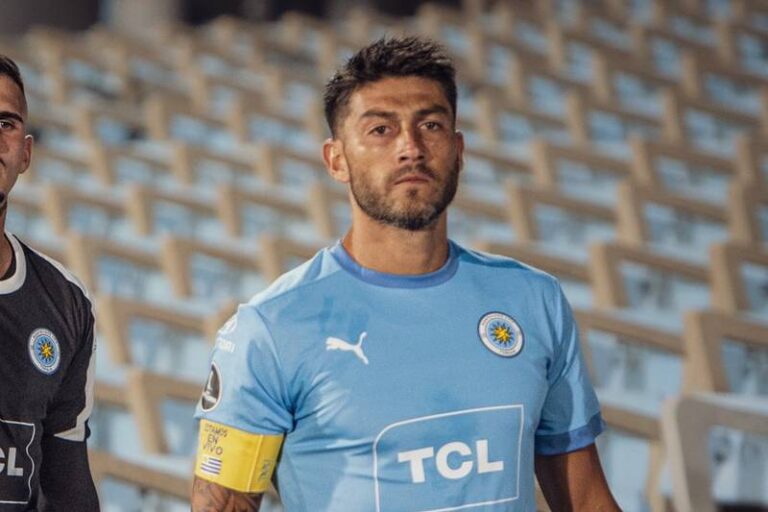 El mediocampista uruguayo Álvaro Brun arribó al país para sumarse como nuevo refuerzo de los Azules