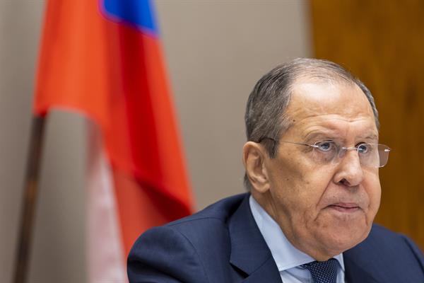 Ministro de Relaciones Exteriores de Rusia viajará a París para preparar cumbre entre Putin y Biden