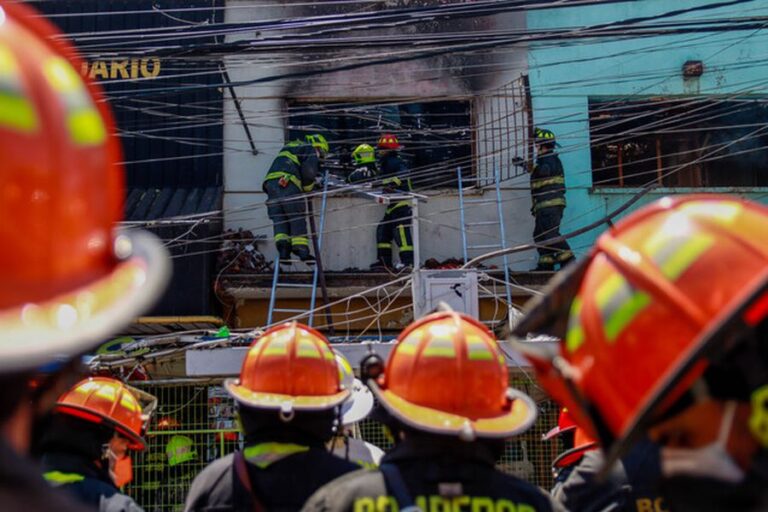 Incendio afectó a cinco locales del Barrio Franklin y movilizó a casi 200 voluntarios de Bomberos