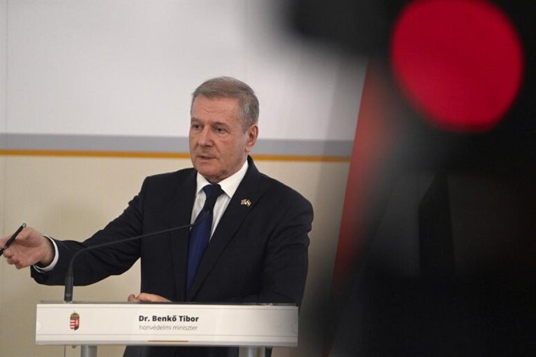 Ministro de Defensa de Hungría anunció despliegue de tropas en su frontera con Ucrania
