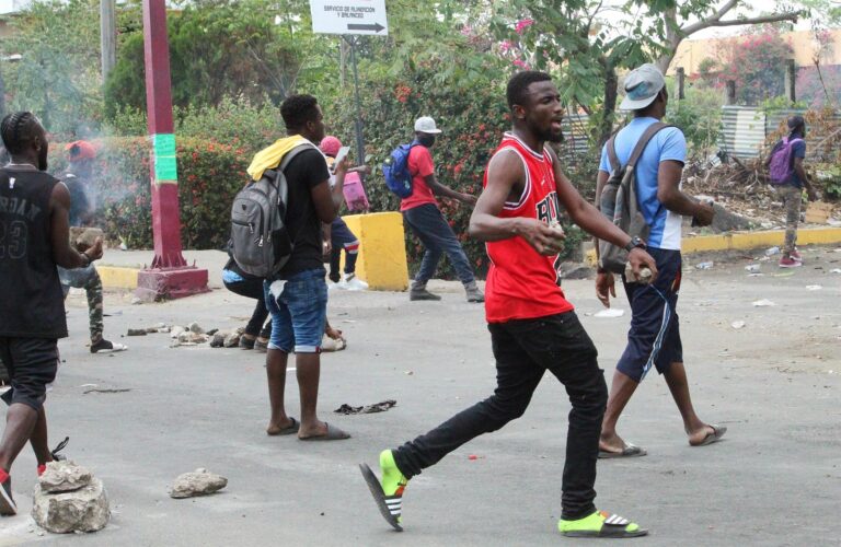 Migrantes se enfrentaron a la Guardia Nacional de México al intentar ingresar al país