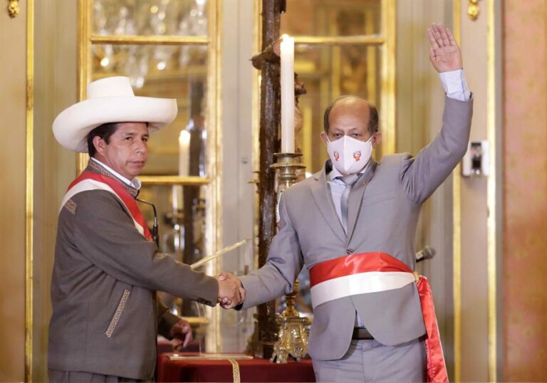 Nuevo primer ministro de Perú fue acusado de violencia intrafamiliar, según medios locales