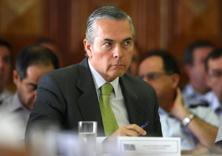 Ex jefe de Finanzas del Ejército pide prescripción y dice que dineros fiscales se usaron en obras en casa de Izurieta