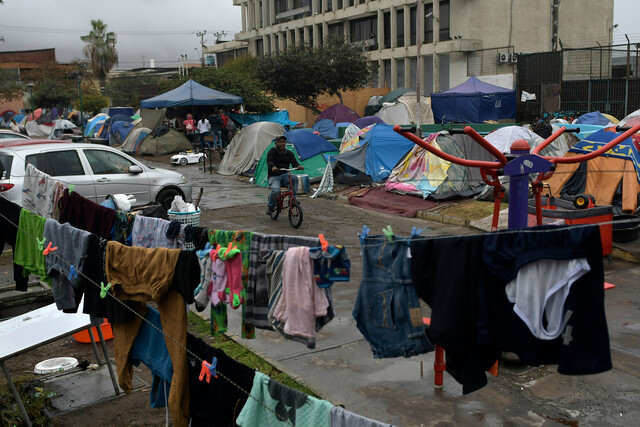 Cadem: 79% desaprueba la gestión del Gobierno frente a la crisis migratoria en el norte