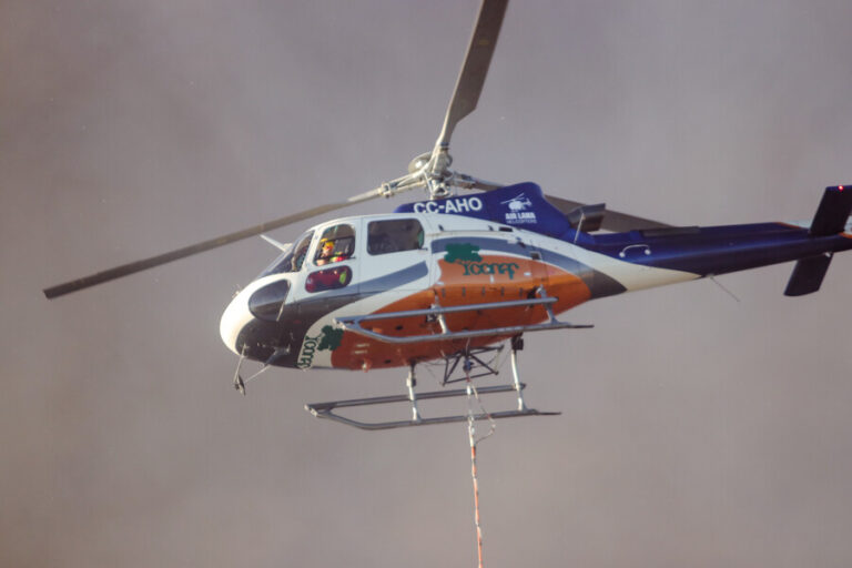 Denuncian que helicóptero fue atacado a balazos mientras combatía un incendio forestal en Arauco