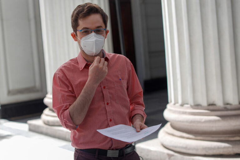 Gaspar Domínguez, vicepresidente de la Convención Constitucional, dio positivo a COVID-19