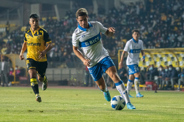 La UC reaccionó a tiempo y derrotó por 3-2 a Coquimbo Unido en su debut en el Campeonato Nacional 2022