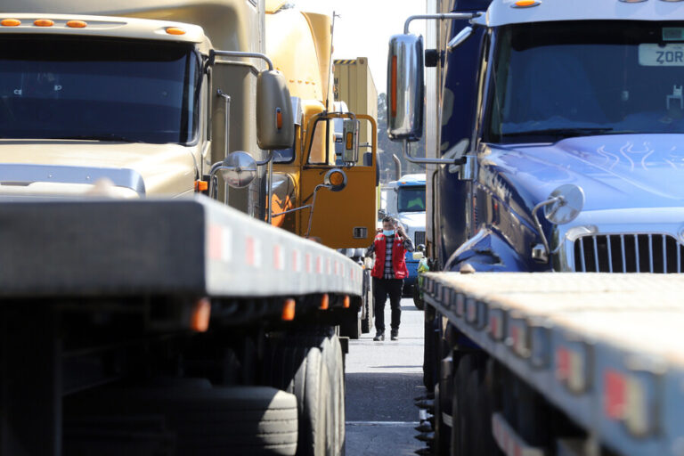 Camioneros anunciaron que depondrán paro tras acuerdo en reunión con el Gobierno
