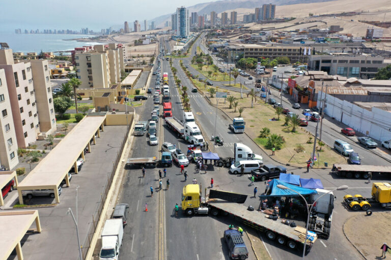 En Iquique y Antofagasta: Camioneros mantienen bloqueos de rutas pese a acuerdo con el Gobierno