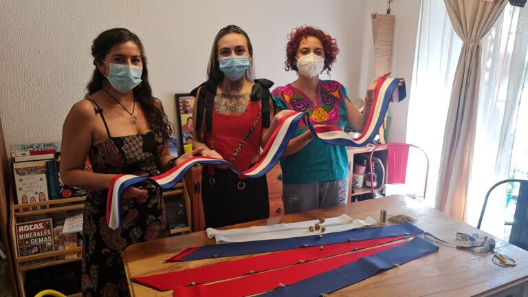 Trabajadoras textiles preparan la banda presidencial que usará Gabriel Boric para el cambio de mando