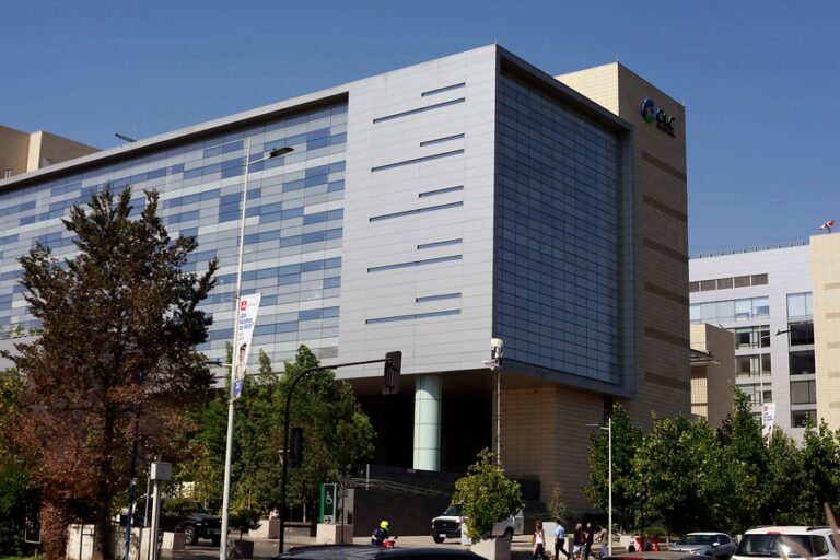 Polémica por narco internado en Clínica Las Condes: Gendarmería trabaja en su traslado