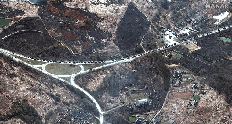 Imágenes satelitales muestran kilométrico convoy ruso de camino a Kiev