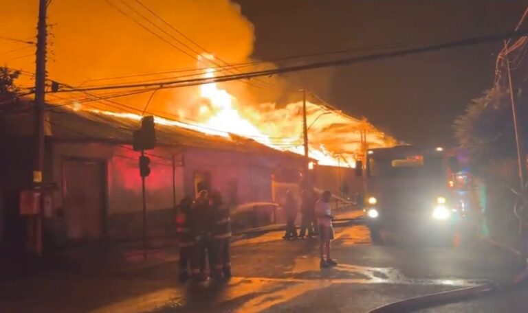Voraz incendio en San Fernando destruyó 25 viviendas, cuatro locales comerciales y dejó a 98 personas damnificadas