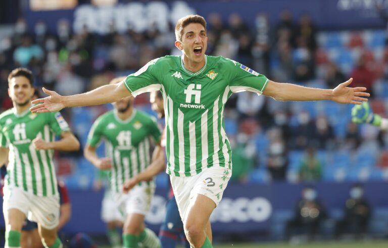 El Betis de Pellegrini venció por 4-2 al Levante y se afirmó en la tercera posición de la liga española