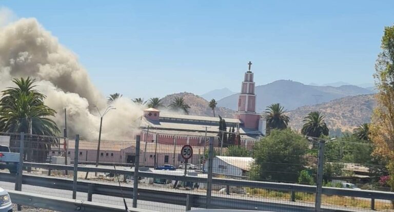 Incendio afecta a las instalaciones de la iglesia del Santuario Santa Rosa de Pelequén en Malloa