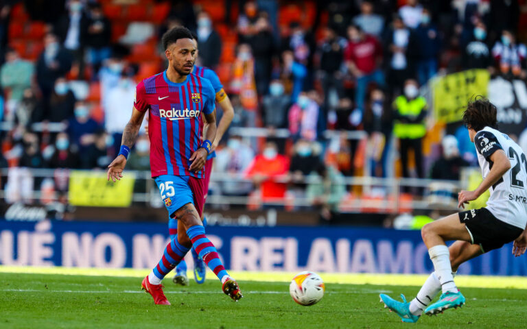 Barcelona recupera la cuarta posición de la liga española con una espectacular goleada sobre el Valencia