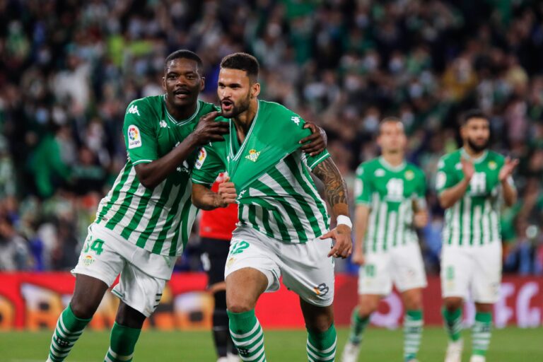 El Betis de Manuel Pellegrini se consolida en el tercer lugar de la liga española tras superar al Mallorca por 2-1