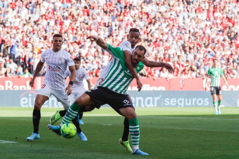 El Betis de Manuel Pellegrini cayó por 2-1 ante el Sevilla en el derbi andaluz