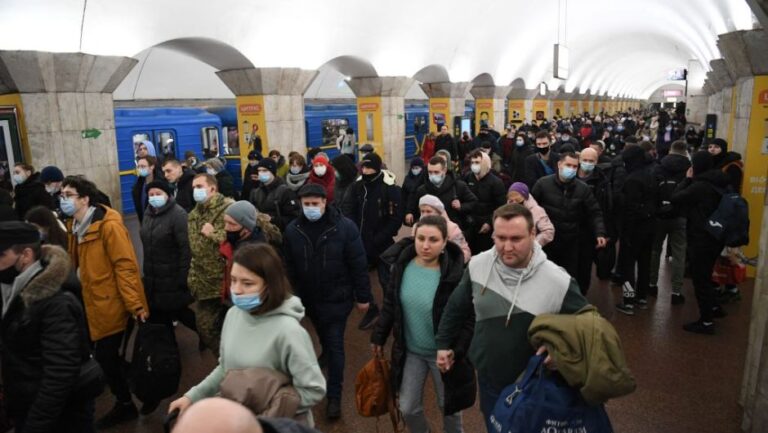 Las estaciones de metro se convierten en búnkeres improvisados en Kiev