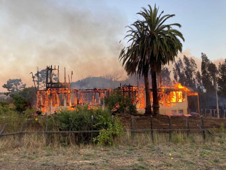 Investigan intencionalidad: Incendio destruyó la casa del presidente de la Cámara, Diego Paulsen