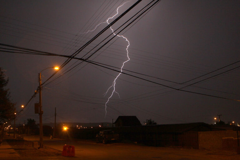 Dirección Meteorológica emite avisos por probables tormentas eléctricas en varias regiones de Chile