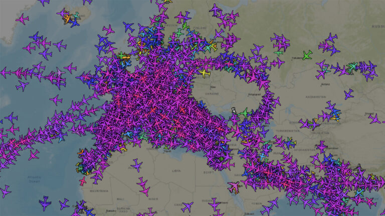 Ante peligro de bombardeos: Imagen muestra total ausencia de tráfico aéreo sobre Ucrania y su frontera con Rusia