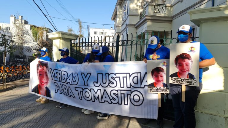 Mamá de Tomás Bravo llegó a la 