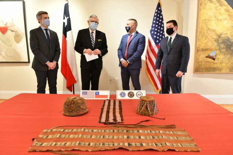 Estados Unidos devuelve a Chile 4 piezas textiles patrimoniales que iban a ser subastadas