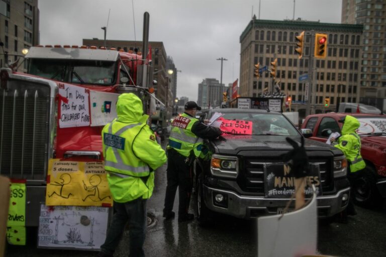 Canadá: Antivacunas utilizaron a niños como barrera para detener el avance policial