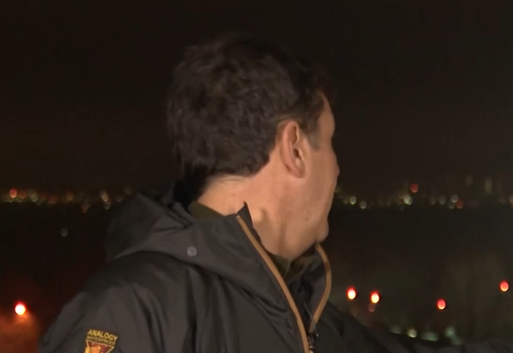 La reacción de un equipo de CNN a explosiones en Ucrania durante transmisión en vivo