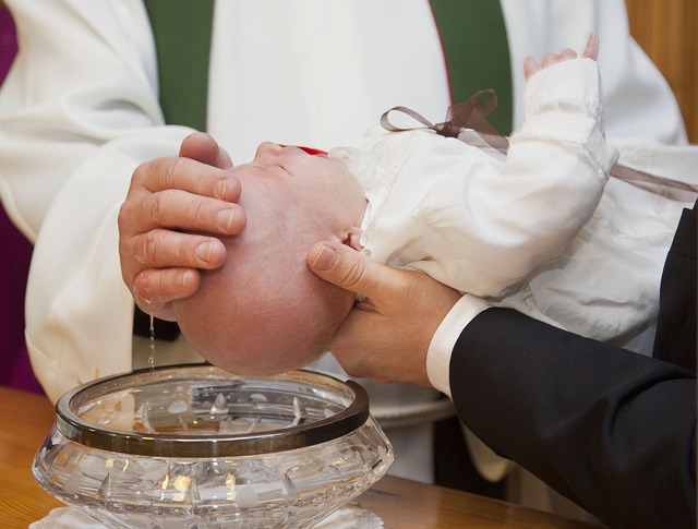 Sacerdote realizó bautismos durante décadas con las palabras equivocadas: Ahora se consideran inválidos