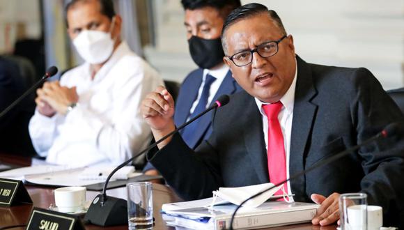 Colegio Médico de Perú increpó al ministro de Salud por su presunto ejercicio ilegal de la medicina