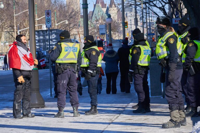 Gobierno de Canadá invoca Ley de Emergencias por bloqueos y protestas por medidas contra el COVID-19