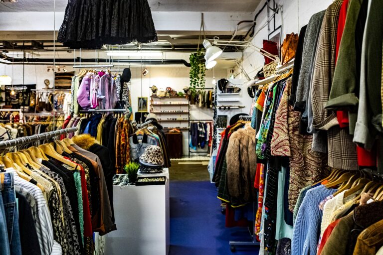 IPC británico subió al nivel más alto en 30 años: Ropa y calzado entre los productos con mayor alza