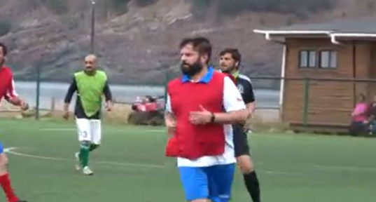 Con la camiseta cruzada: Gabriel Boric jugó 