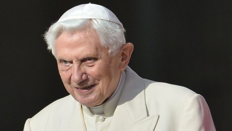 Benedicto XVI pide perdón a víctimas de abusos sexuales, pero niega haber encubierto casos