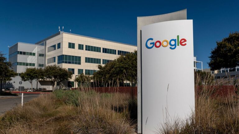 Google decide suspender la monetización de medios estatales rusos en sus plataformas