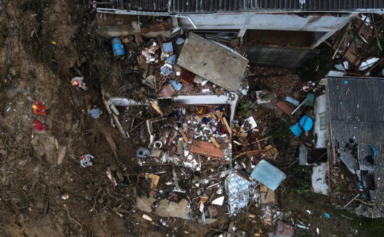 Petrópolis suma más de un centenar de desaparecidos y 152 fallecidos tras las intensas lluvias del pasado martes