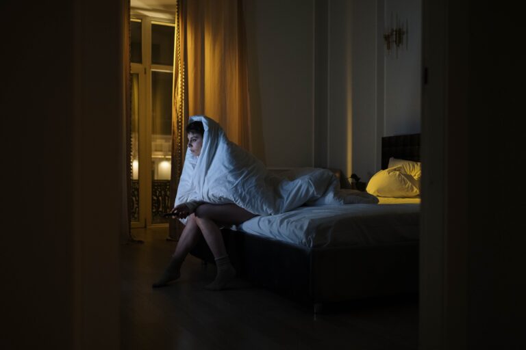 ¿Se cae un mito? Estudio dice que ver TV antes de acostarse podría ayudar a quedarse dormido
