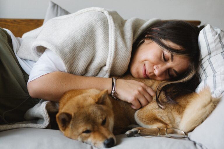 Estudio afirma que las mujeres prefieren dormir con sus mascotas que con sus parejas