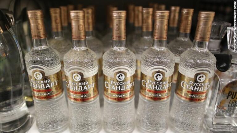 En respuesta a la invasión a Ucrania: Gobernadores de Estados Unidos quieren boicotear el vodka ruso