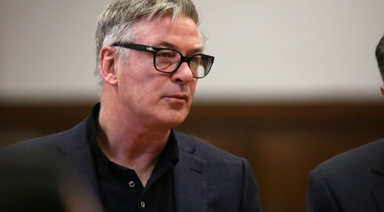 Tragedia en el set de “Rust”: Familia de Halyna Hutchins demandó a Alec Baldwin por homicidio culposo