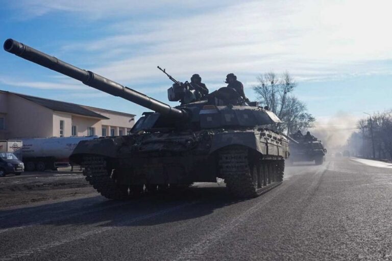Registran una columna de tanques rusos avanzando hacia Kiev