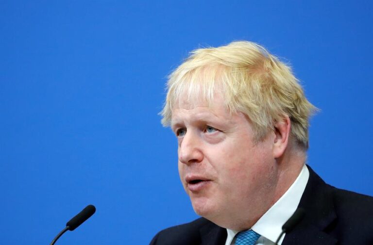 Policía británica emitirá 20 multas por las fiestas en Downing Street realizadas en pandemia