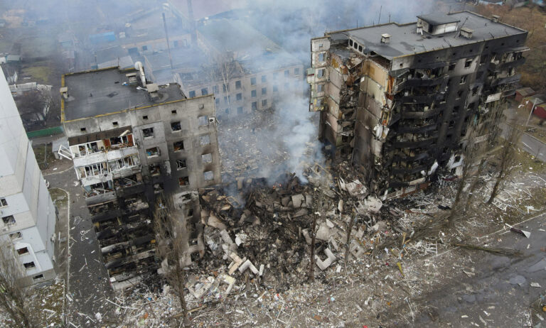 Fuerzas rusas tomaron el control de un hospital psiquiátrico al norte de Kiev para bombardear posiciones ucranianas